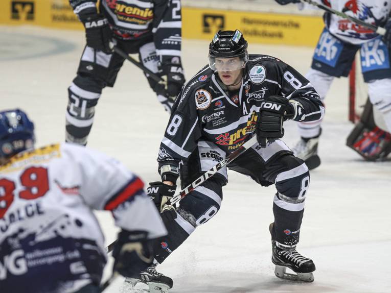 Eishockeyspieler auf einer Eisfläche.