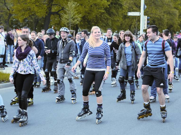 Menschen auf Skateboards
