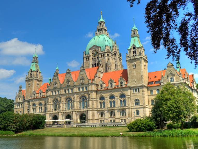 Großes Gebäude in einem Park