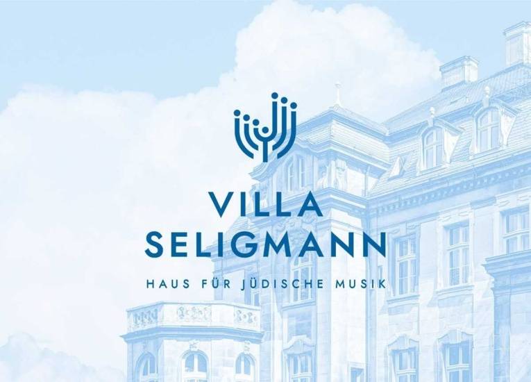 Logo mit einem siebenarmigen Kerzenleuchter und der Schrift Villa Seligmann Haus für jüdische Musik
