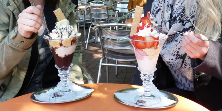 Zwei junge Frauen mit Eisbechern