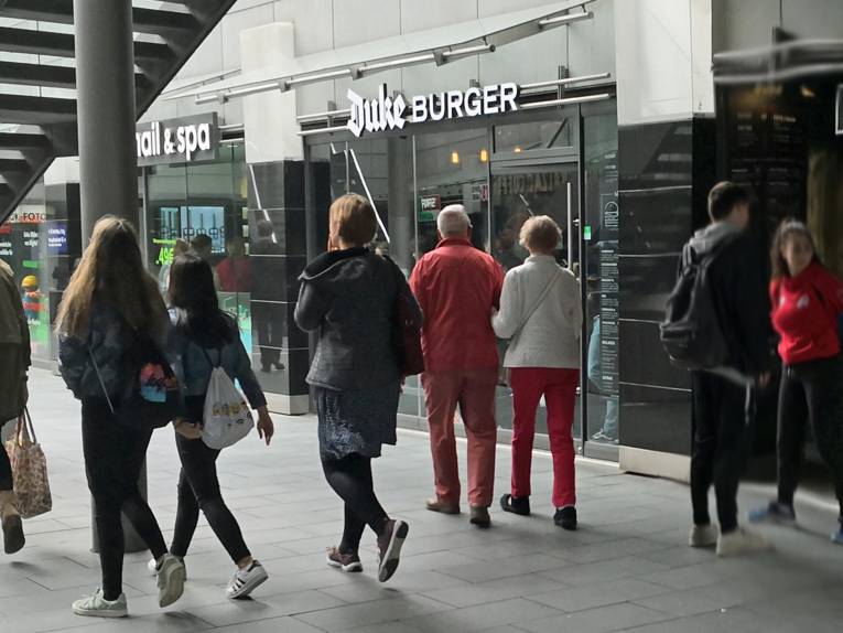 Menschen vor einem Imbiss