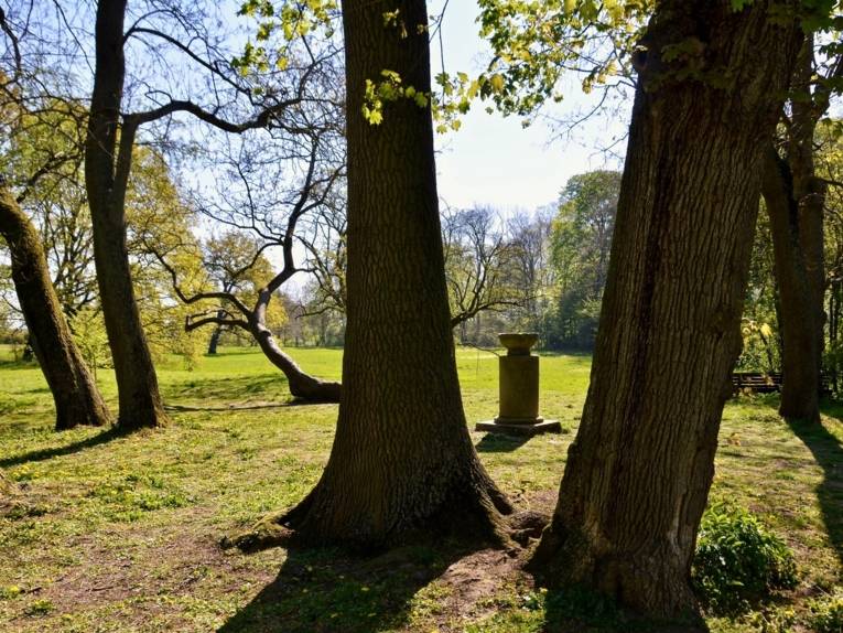 Denkmal umgeben von Bäumen auf einer Wiese