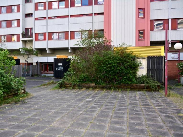 Gebäude mit verkleideten Entlüftungsschächten