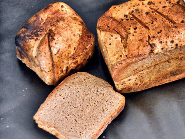 Brotlaib mit abgeschnittener Scheibe