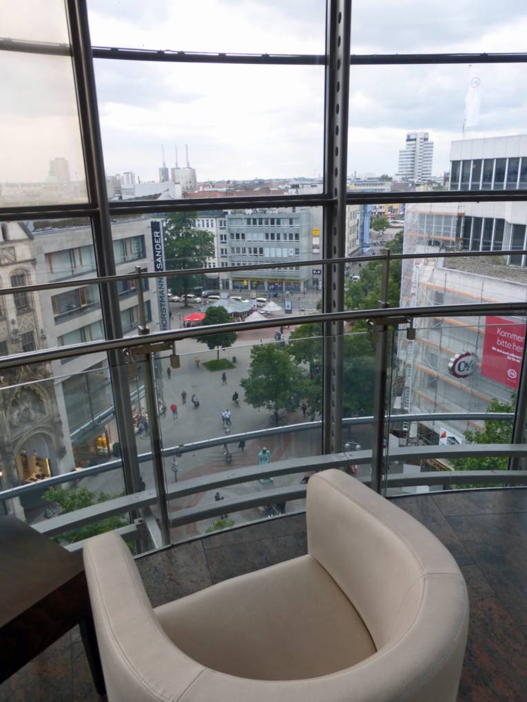 Ein Sessel vor einer großen Fensterscheibe