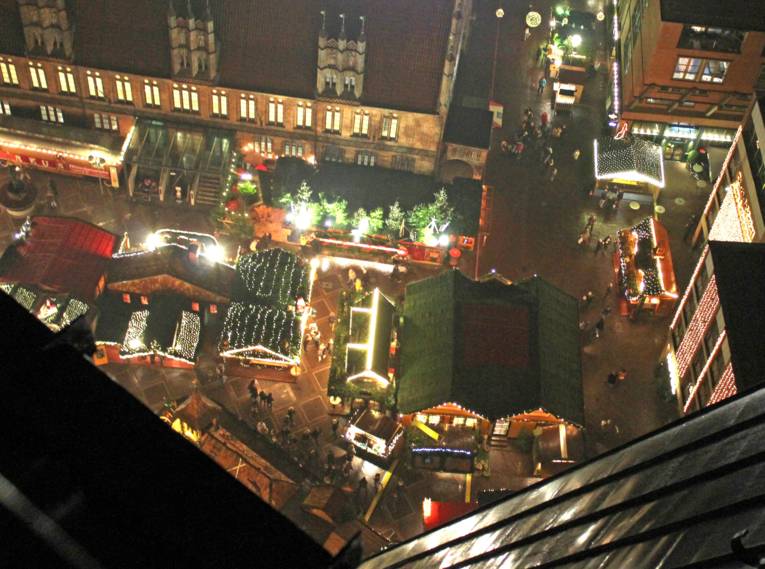 Ein Weihnachtsmarkt aus Vogelperspektive