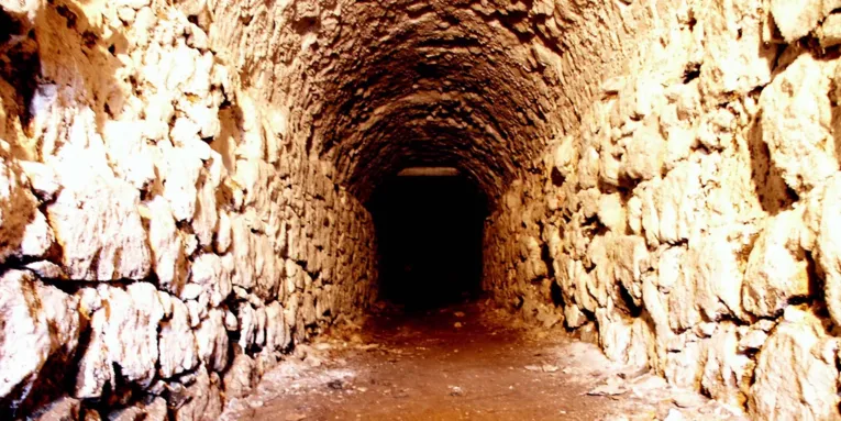Tunnelartiger Gang