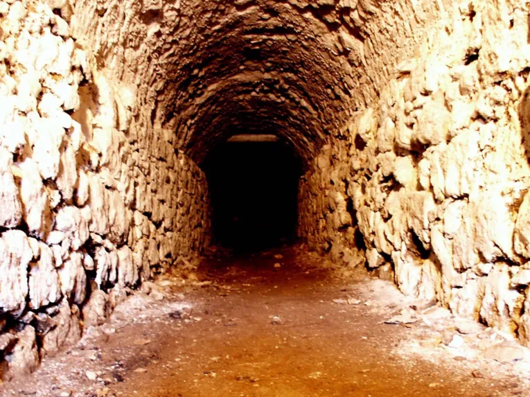 Tunnelartiger Gang