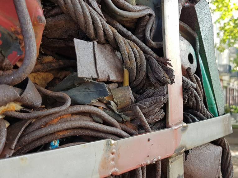 Nahaufnahme von verschiedenen ineinander verschlungenen Materialien