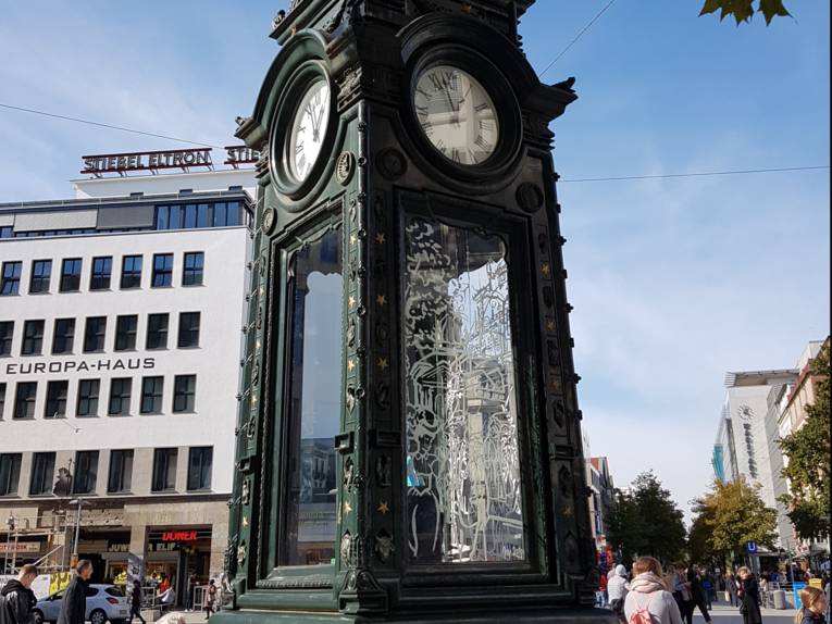 Standuhr in einer belebten Straße