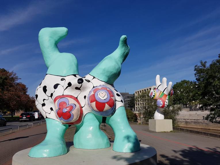 Bunte Plastiken im Freien