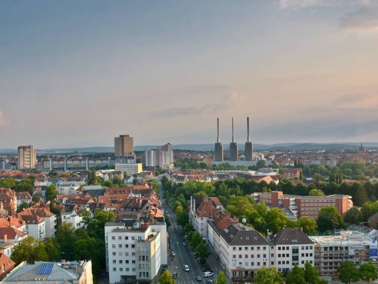 Blick aus größerer Höhe auf eine Stadt