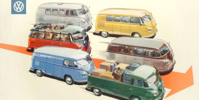 Plakat: Auf cremefarbenem Grund sechs VW-Transporter (VW-Bulli) unterschiedlicher Typen und in verschiedenen Farben; in der Diagonale die Fahrtrichtung andeutend ein Pfeil in Orange; oben links das Signet des VW-Werkes, weiß auf blau.