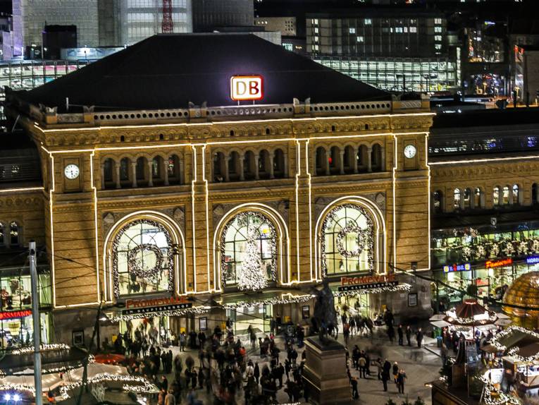 Festlich beleuchteter Hauptbahnhof.