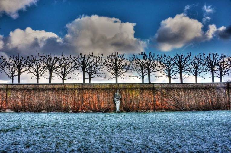 Eine Statue vor einer Mauer.