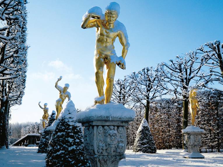 Goldfarbene Statuen in einer Winterlandschaft