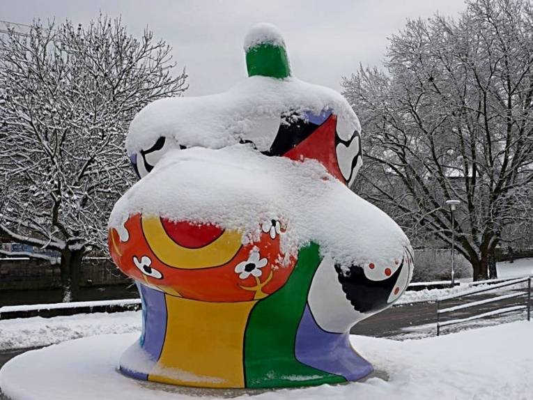 Straßenkunstobjekt mit Schnee