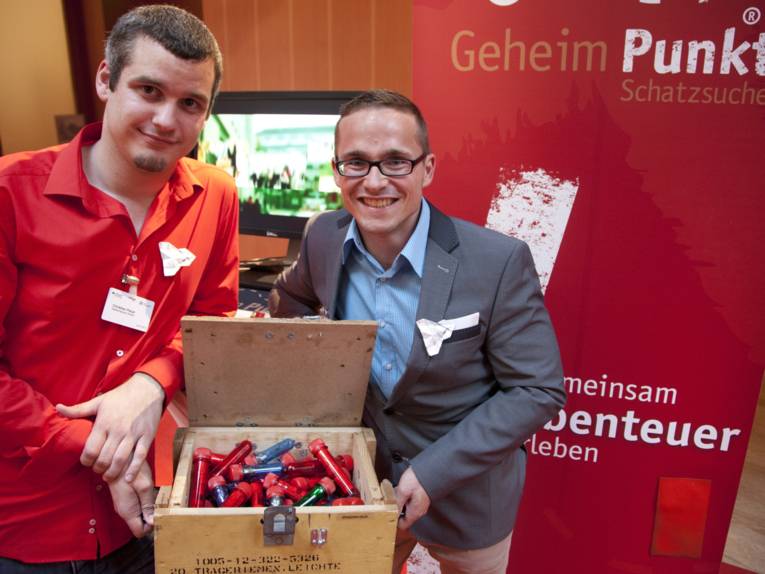 Zwei junge Männer mit einer Kiste