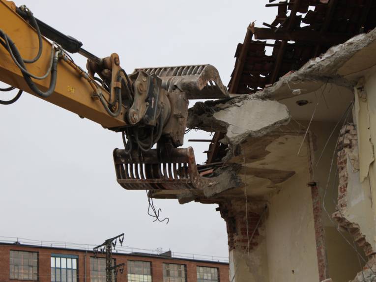 Bagger beim Abriss eines Gebäudes