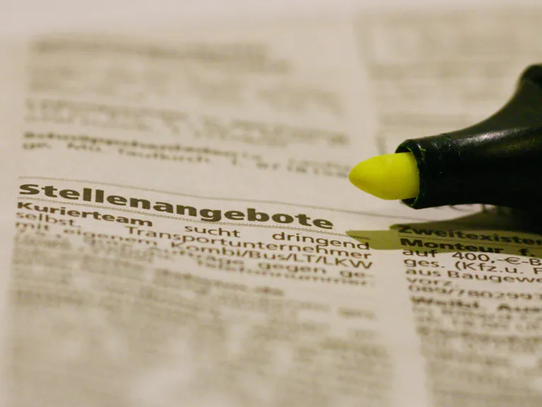 Inserat mit Stellenangeboten in Zeitung