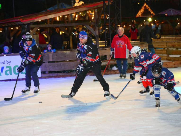 Vier Eishockeyspieler auf Eisfläche