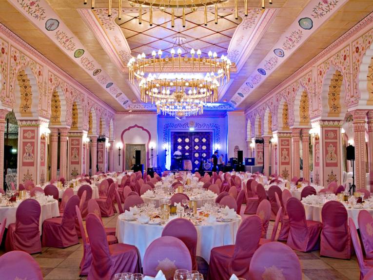 Ein festlicher Saal. 