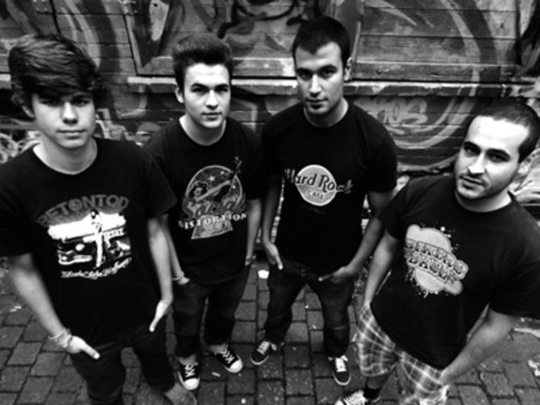 Vier Männer von schräg oben betrachtet