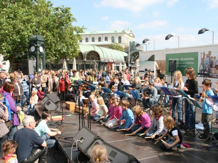 Kinder musizieren auf Bühne vor Publikum