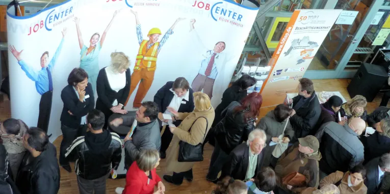 Menschen auf Messe von oben fotografiert