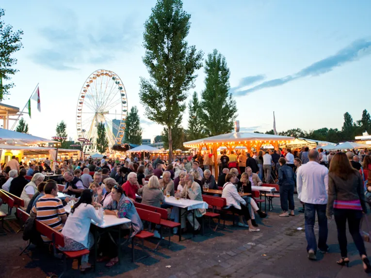 Menschen sitzend auf Festplatz