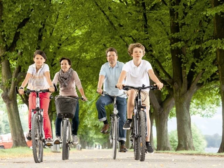 Familie fährt Rad am Maschsee