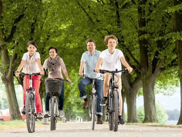 Familie fährt Rad am Maschsee