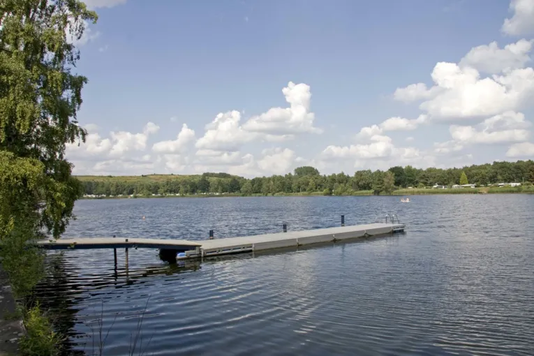 grauer Badesteg an einem See