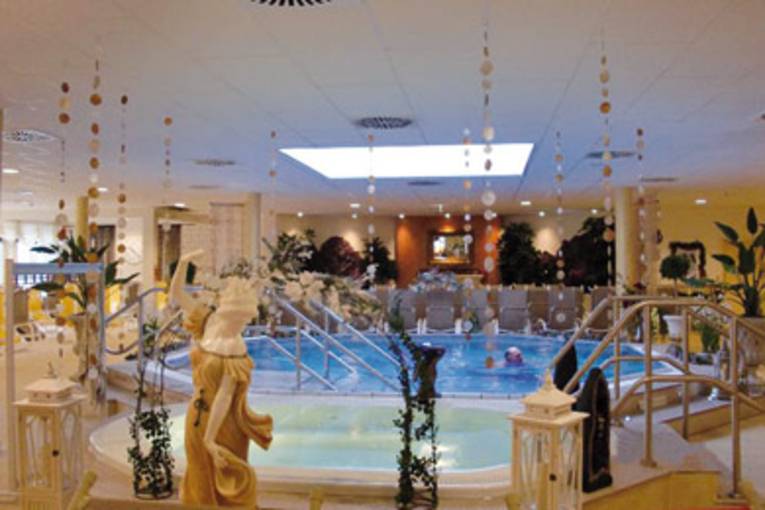 Figuren, Deckenschmuck, im Hintergrund ein Wasserbecken mit Schwimmer