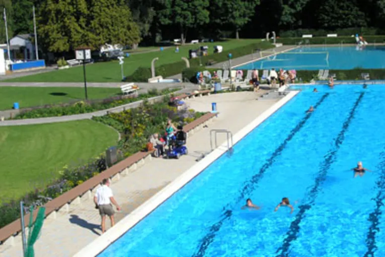 Blick von oben auf das Schwimmbecken und die Liegewiese des Ricklinger Bades