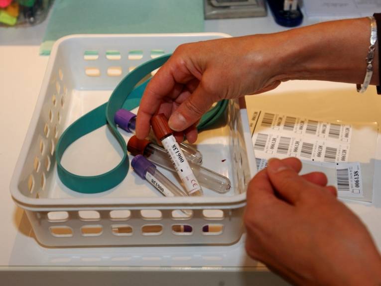 Blutproben, die mit Etiketten gekennzeichnet werden