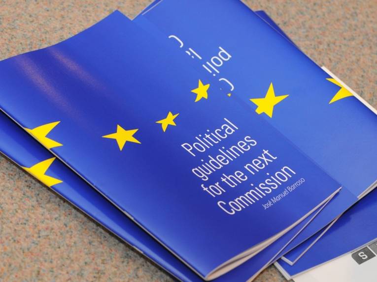 Broschüren mit blauen Einband mit gelben Sternen.