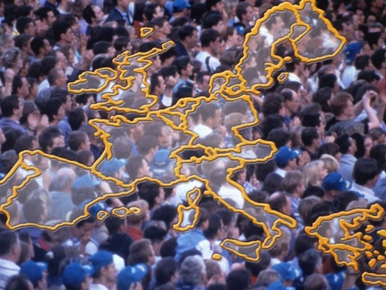 Die Silhouette von Europa auf einem Hintergrund einer Menschenmenge