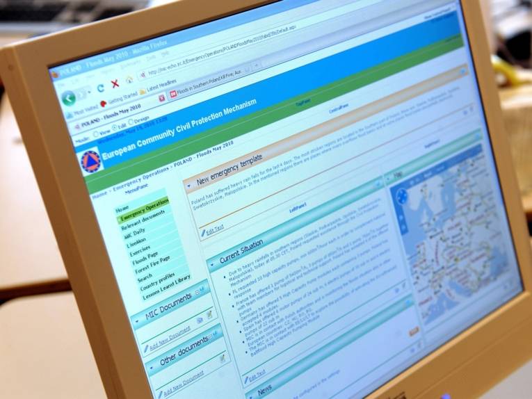 PC Monitor, der eine Website anzeigt.