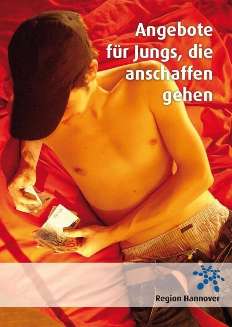 Junger Mann mit Cap auf einem Bett liegend und Geld zählen 