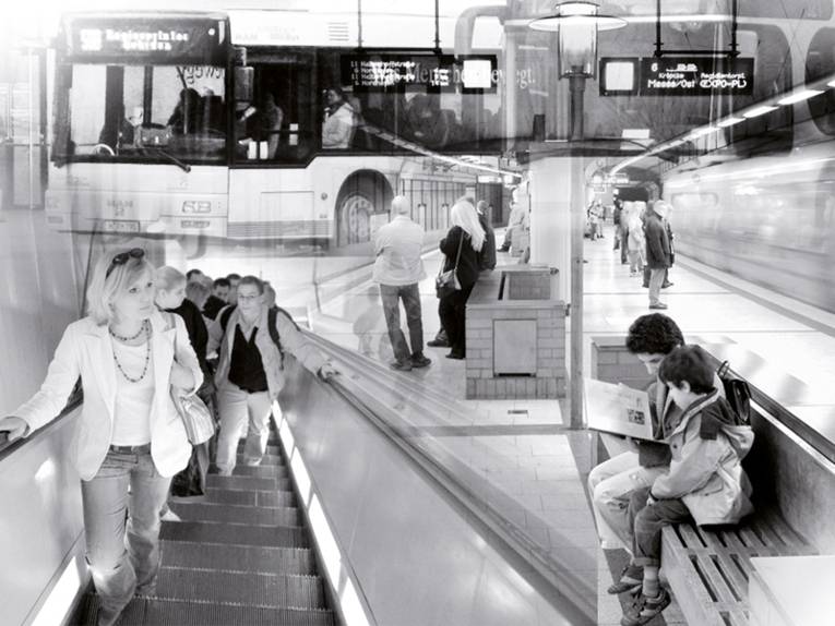 Schwarzweiß-Aufnahme, in der vier Bilder in einem verpackt sind. Oben links ist ein Bus zu sehen und darunter eine Frau, die auf einer Rolltreppe nach oben fährt. Rechts oben ist ein Bahnsteig, an dem gerade eine Stadtbahn lang fährt und darunter auf dem Bild sind zwei Jungs auf einer Bank zu sehen.