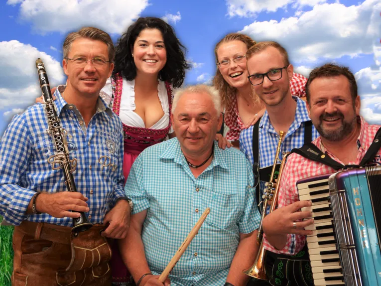 Zwei Frauen im Dirndl und vier M&auml;nner in Lederhose. 
