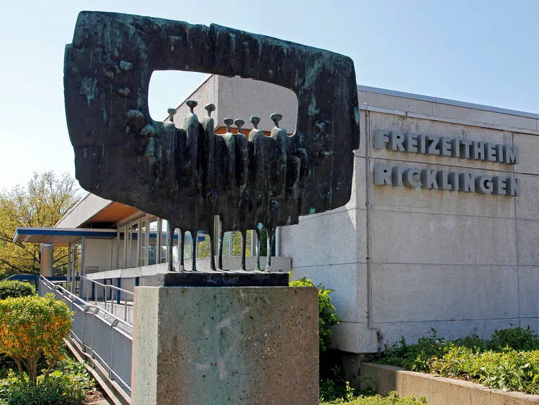 Skulptur "Große gerahmte Figuren" vor dem Stadtteilzentrum Ricklingen