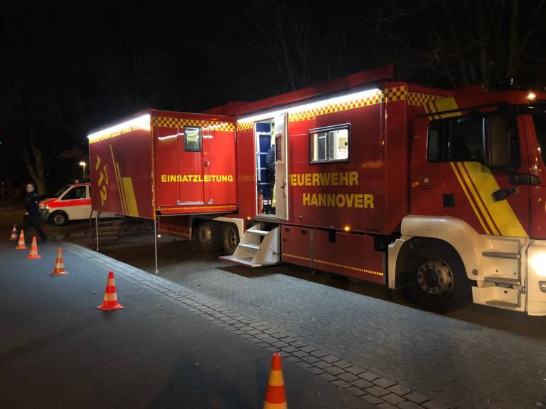 Einsatzwagen auf einer Straße. 