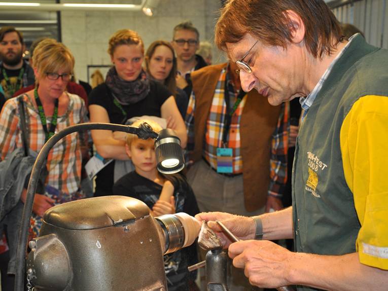 Ein Mann drechselt einen Gegenstand