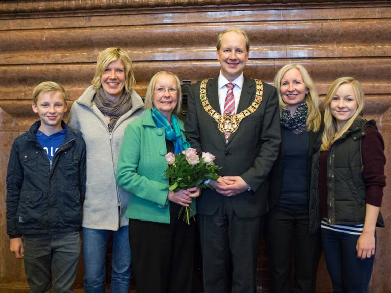 Neffe, Nichte, zwei Schwestern und die Mutter von Stefan Schostok gemeinsam mit dem neuen OB
