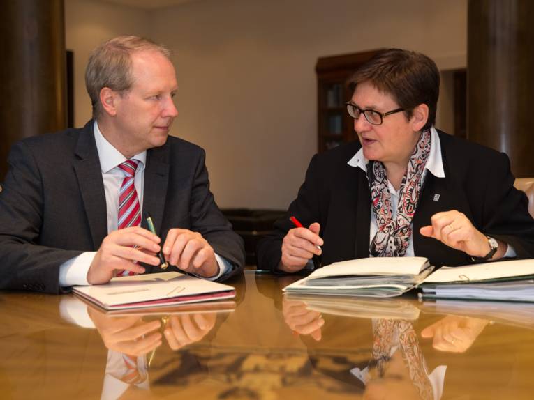 Stefan Schostok und Sabine Tegtmeyer-Dette im Gespräch