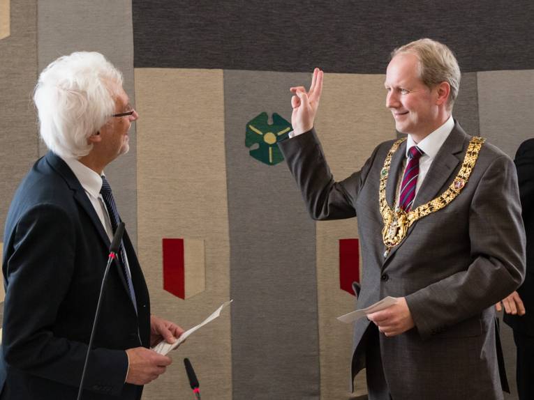 Stefan Schostok legt bei Bernd Strauch seinen Amtseid als Oberbürgermeister ab