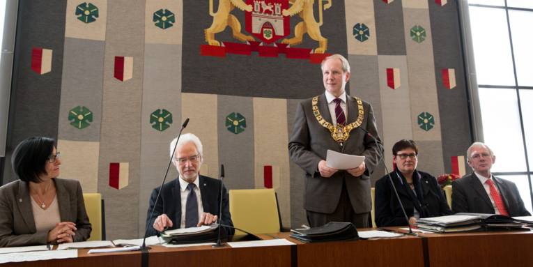 Regine Kramarek, Bernd Strauch, Stefan Schostok, Sabine Tegtmeyer-Dette und Thomas Walter im Ratssaal der Stadt